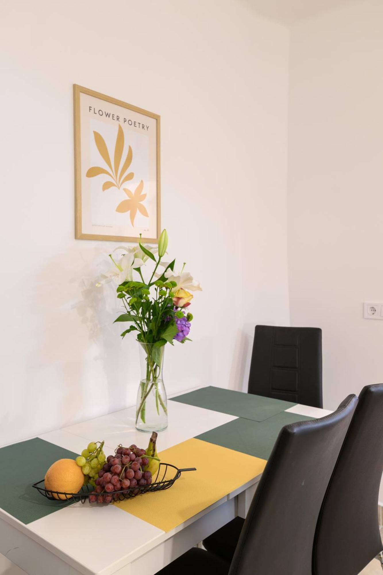 Zentrea Apartman Eger Esterno foto